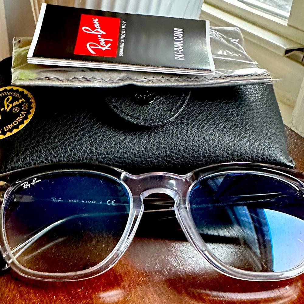Brand new and never worn Ray-Ban Hawkeye sunglasses in perfect condition.